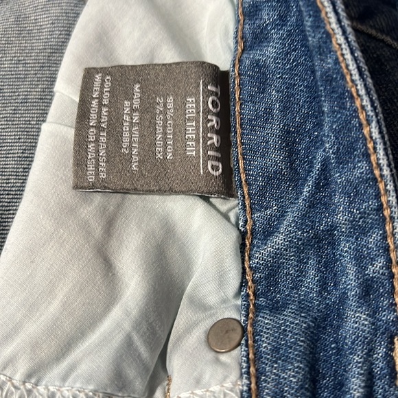 Toured Jean shorts with frayed edges, size 18. - Picture 2 of 3